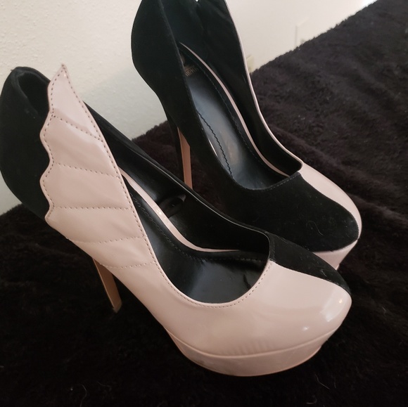 Black and Tan Winged heels - Picture 2 of 2